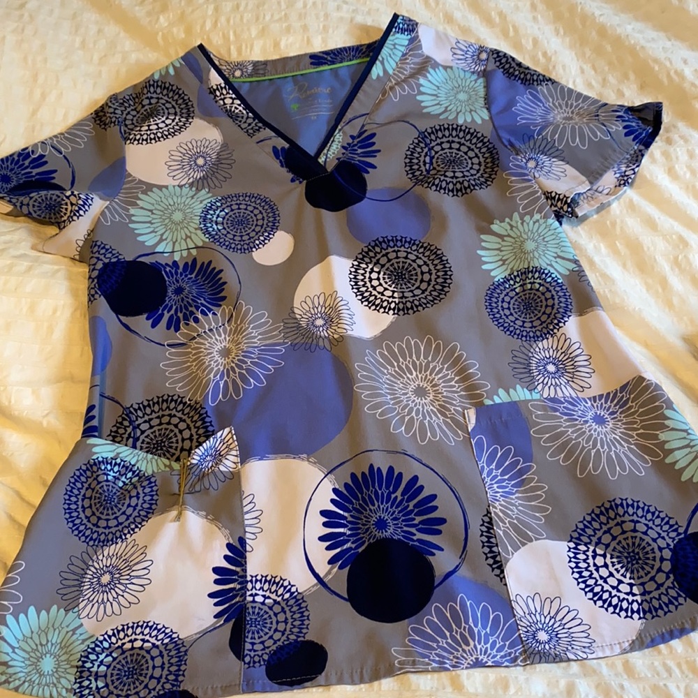 Premiere healing hands scrub top! Floral pattern.